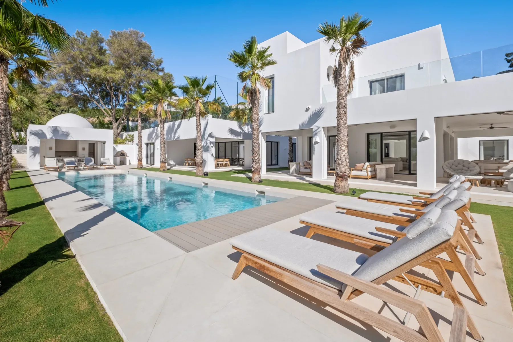Villa Byblos, Sotogrande: Swimming pool sun loungers Villa Byblos, Sotogrande: Swimming pool sun loungers