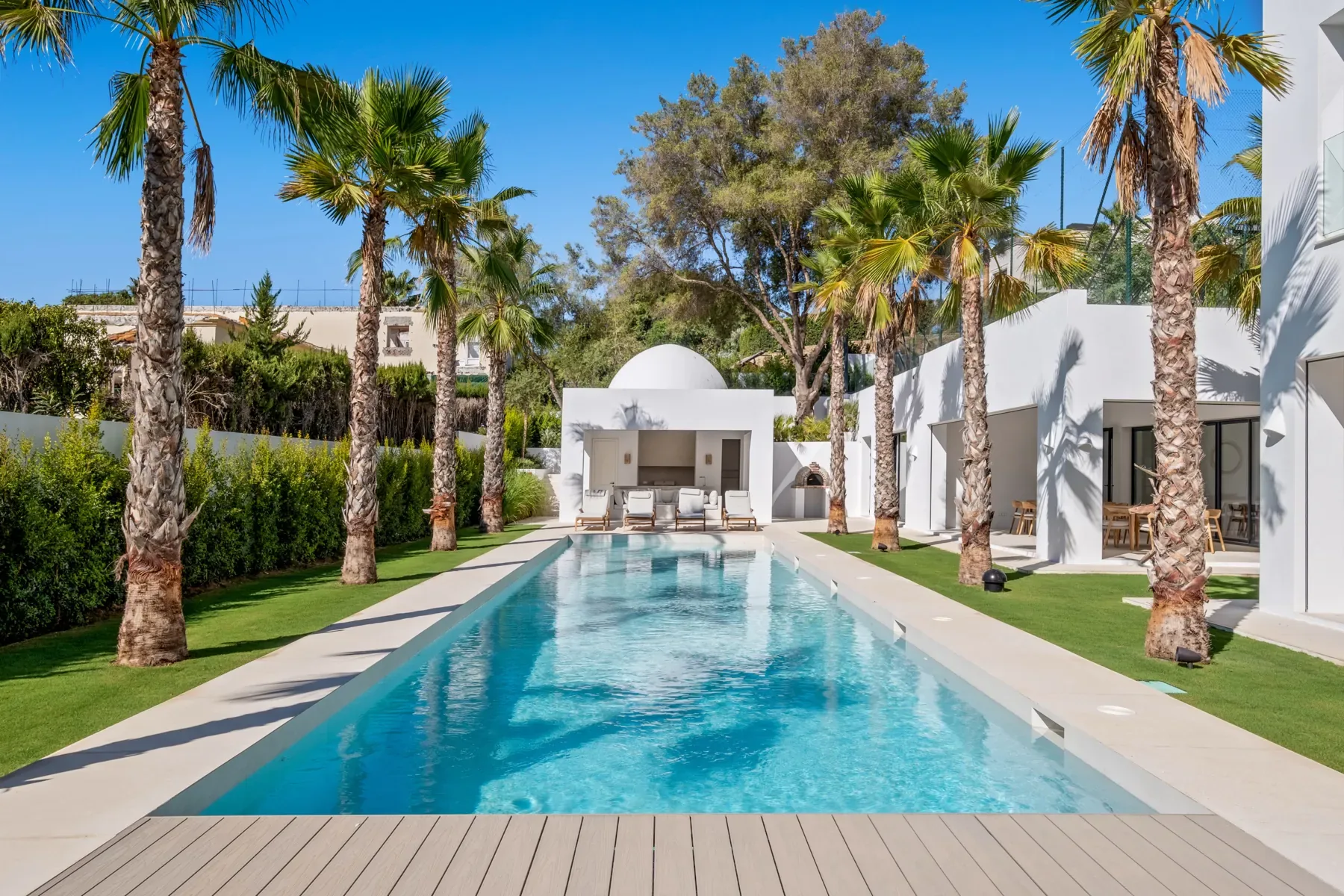 Villa Byblos, Sotogrande: Pool and domed pool house Villa Byblos, Sotogrande: Pool and domed pool house