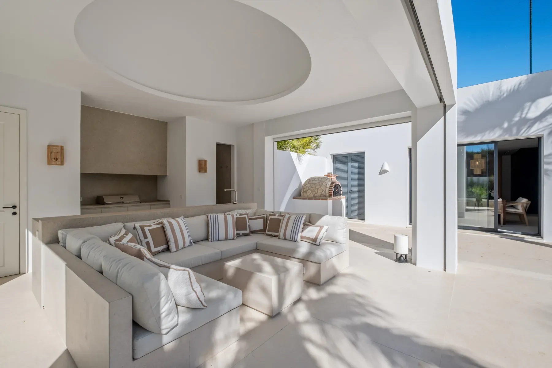 Villa Byblos, Sotogrande: Pool house lounge Villa Byblos, Sotogrande: Pool house lounge
