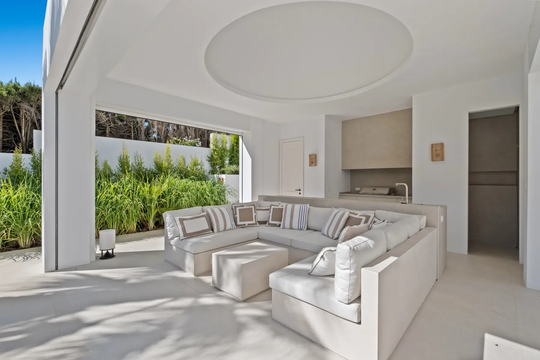 Villa Byblos, Sotogrande: Pool house outdoor seating Villa Byblos, Sotogrande: Pool house outdoor seating