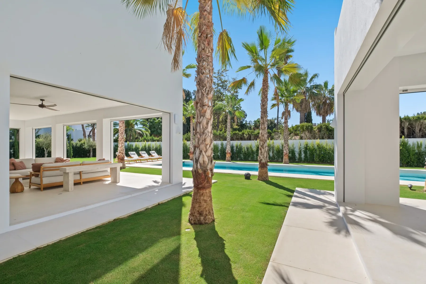 Villa Byblos, Sotogrande: Covered terrace garden view Villa Byblos, Sotogrande: Covered terrace garden view