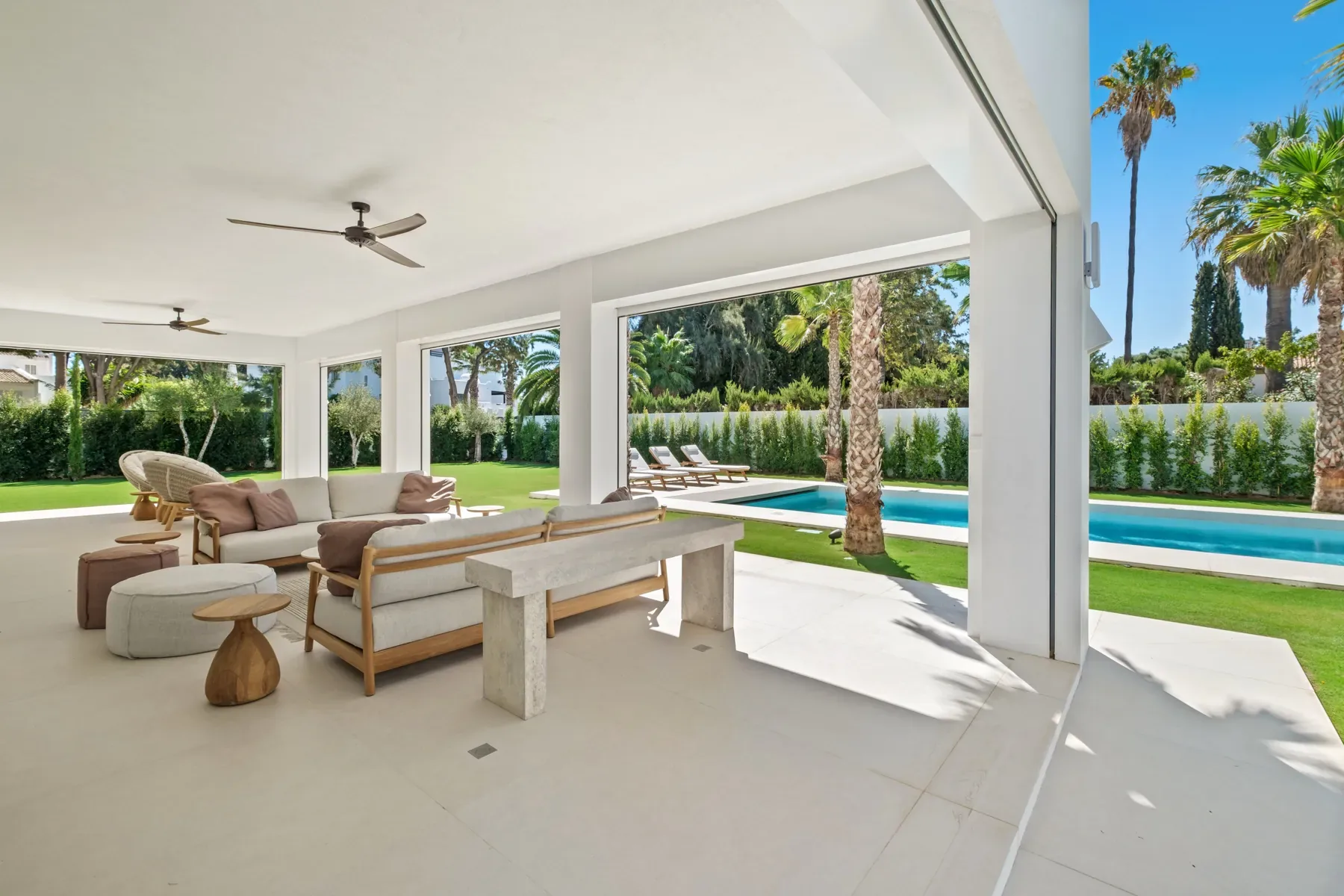 Villa Byblos, Sotogrande: Covered terrace seating Villa Byblos, Sotogrande: Covered terrace seating