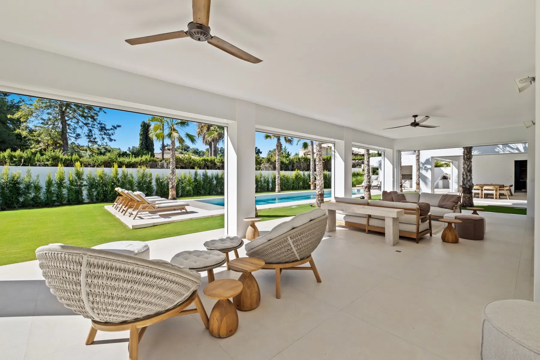 Villa Byblos, Sotogrande: Terrace lounge with pool view Villa Byblos, Sotogrande: Terrace lounge with pool view