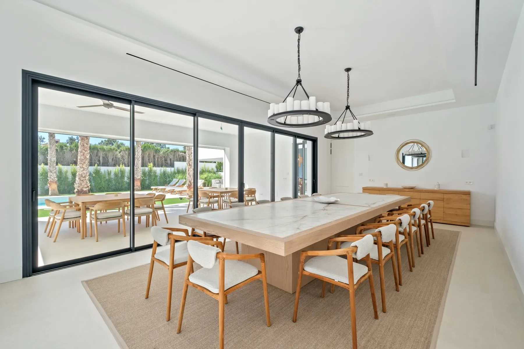 Villa Byblos, Sotogrande: Dining room garden view Villa Byblos, Sotogrande: Dining room garden view
