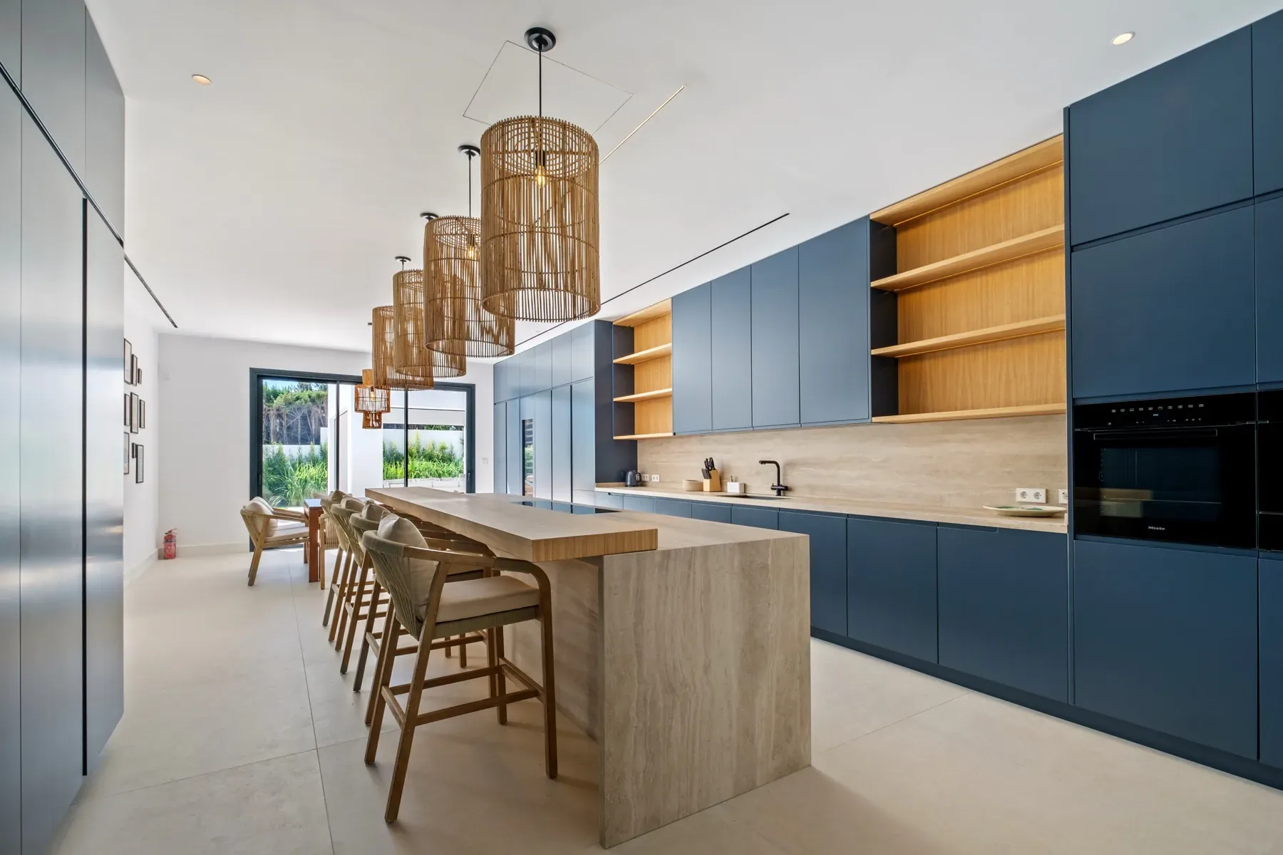 Villa Byblos, Sotogrande: Kitchen breakfast bar Villa Byblos, Sotogrande: Kitchen breakfast bar