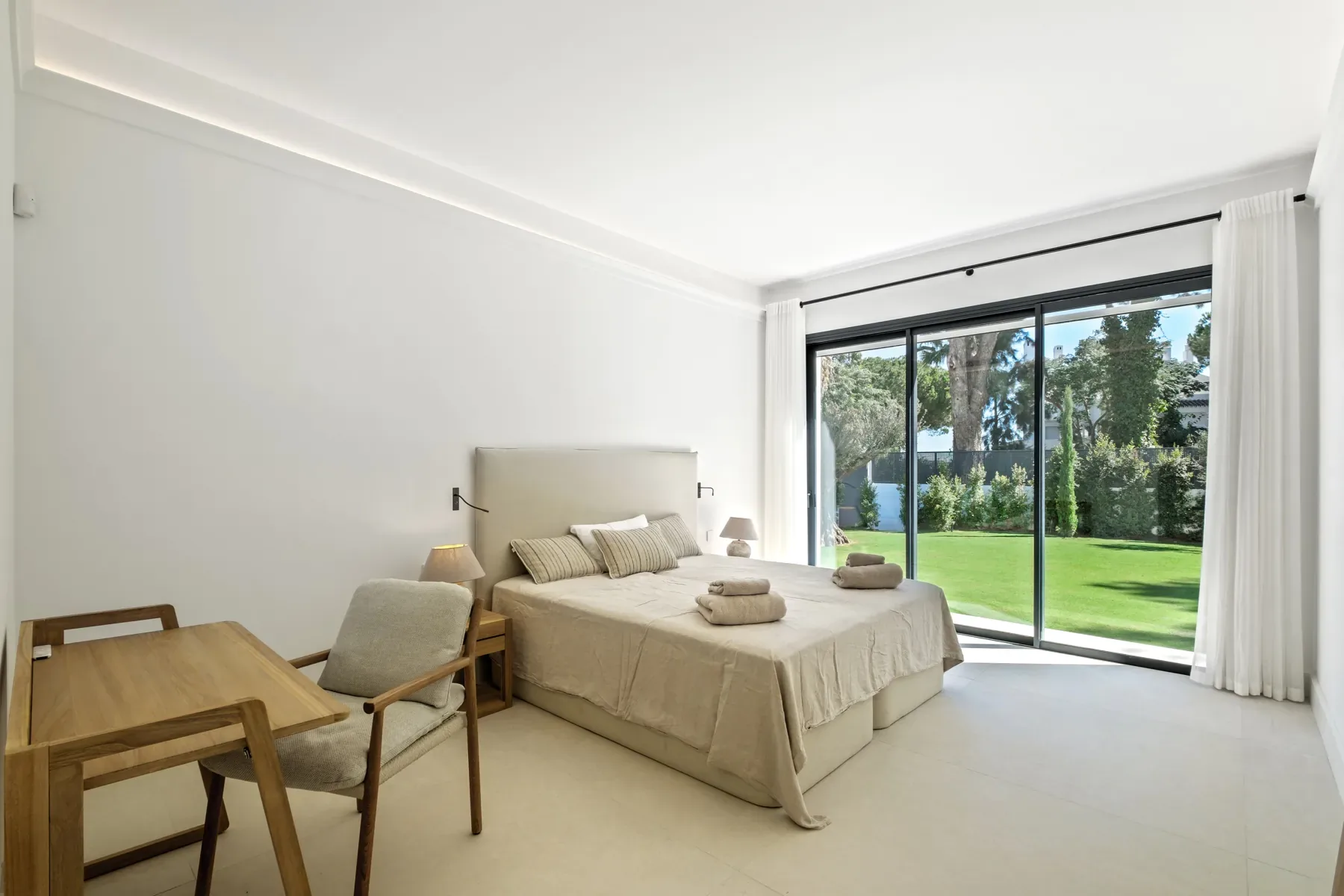 Villa Byblos, Sotogrande: Bedroom with garden view Villa Byblos, Sotogrande: Bedroom with garden view